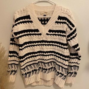 Universal Threads Black and White Sweater